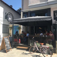 Photo prise au The Hand Coffee Shop &amp;amp; Wine   Spesiality Coffee &amp;amp; Micro Roastery par Deniz E. le8/14/2018