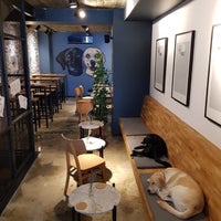 Foto tirada no(a) The Hand Coffee Shop &amp;amp; Wine   Spesiality Coffee &amp;amp; Micro Roastery por Deniz E. em 8/14/2018