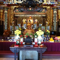 Photo taken at 同德善堂 (Thong Teck Sian Tong Lian Sin Sia Temple) by Nattie U. on 10/8/2012