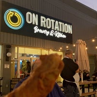Foto tomada en On Rotation Brewery &amp;amp; Kitchen  por Chris F. el 10/14/2022