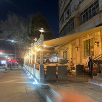 รูปภาพถ่ายที่ Leo&amp;#39;s Cafe &amp;amp; Terrace โดย Shadab K. เมื่อ 4/1/2022