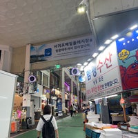 Photo taken at Seogwipo Maeil Olle Market by Akihiro K. on 7/17/2023