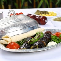 Das Foto wurde bei Cumhuriyet Halimbey Restoran von Cumhuriyet Halimbey Restoran am 6/9/2015 aufgenommen