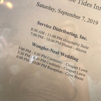 รูปภาพถ่ายที่ The Tides Inn โดย Mariah D. เมื่อ 9/7/2019