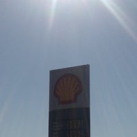 Foto tirada no(a) Shell por Jesse T. em 11/12/2012