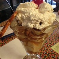 Foto tomada en Klavon&amp;#39;s Ice Cream Parlor  por Angelica R. el 11/19/2012