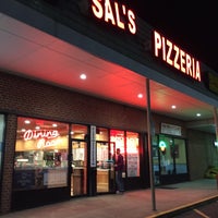 Foto diambil di Sal&amp;#39;s Pizzeria and Catering oleh Jesse G. pada 2/2/2017
