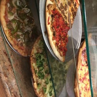 รูปภาพถ่ายที่ Sal&amp;#39;s Pizzeria and Catering โดย Jesse G. เมื่อ 4/19/2017