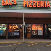 Foto scattata a Sal&amp;#39;s Pizzeria and Catering da Jesse G. il 4/19/2017
