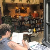 Foto scattata a Sofilya Kitabevi Kafe Bar da Olcayto A. il 6/20/2019