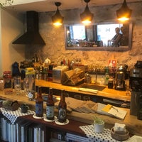 Photo prise au Sofilya Kitabevi Kafe Bar par Olcayto A. le6/20/2019