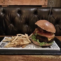 Foto scattata a Max Fifty Burger &amp;amp; Bar da Roberto G. il 7/5/2015
