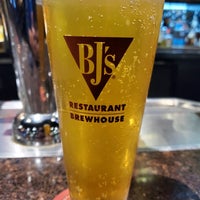 Photo taken at BJ&amp;#39;s Restaurant &amp;amp; Brewhouse by Ray W. on 11/30/2021