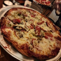 Photo taken at Eno&amp;#39;s Pizza Tavern by Fateme N. on 1/28/2023