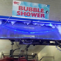 Das Foto wurde bei The Bubble Bath Car Wash von Michael G. am 7/24/2016 aufgenommen