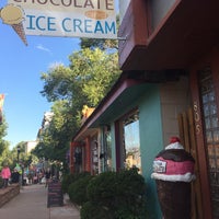 Foto scattata a Pikes Peak Chocolate and Ice Cream da Lori T. il 8/26/2017