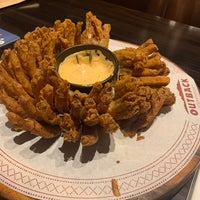 Photo taken at Outback Steakhouse by Paulo F. on 7/17/2021