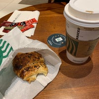 Photo taken at Starbucks by Paulo F. on 6/12/2022