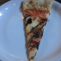 Das Foto wurde bei Revolution Pizza And Ale House von Kelli W. am 10/13/2012 aufgenommen
