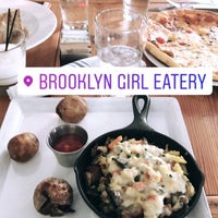 Das Foto wurde bei Brooklyn Girl von Ayushi G. am 8/13/2017 aufgenommen