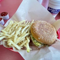 Foto scattata a Burger House - Spring Valley Rd da Dennis R. il 8/4/2022