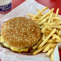 5/1/2019 tarihinde Dennis R.ziyaretçi tarafından Burger House - Spring Valley Rd'de çekilen fotoğraf