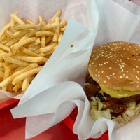 2/19/2020 tarihinde Dennis R.ziyaretçi tarafından Burger House - Spring Valley Rd'de çekilen fotoğraf