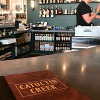 รูปภาพถ่ายที่ Catoctin Creek Distillery โดย Doug S. เมื่อ 9/29/2018