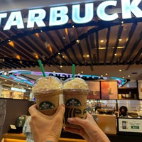 Photo taken at Starbucks by 또롱 on 1/28/2023