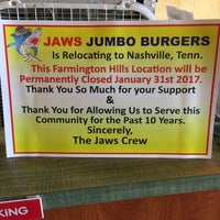 รูปภาพถ่ายที่ Jaws Jumbo Burgers โดย Chad M. เมื่อ 10/17/2016