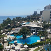 Foto tirada no(a) Mediterranean Beach Hotel por Khaled. em 8/3/2021
