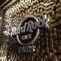 Photo taken at Hard Rock Cafe by Vladimir on 5/9/2013