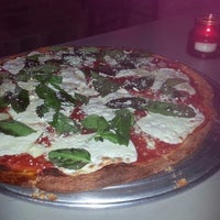 Foto scattata a South Brooklyn Pizza da Heather C. il 9/19/2013