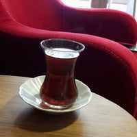 รูปภาพถ่ายที่ Eflatun Kitap &amp;amp; Kafe โดย İrfan ş. เมื่อ 1/14/2017