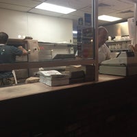 Foto scattata a Captain&amp;#39;s Pizza House Restaurant da Donna L. il 8/27/2017