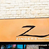 Das Foto wurde bei Zingers Bar &amp;amp; Grill von Zingers Bar &amp;amp; Grill am 6/19/2015 aufgenommen