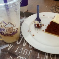 Photo taken at The Coffee Bean &amp;amp; Tea Leaf by Emma S. on 7/29/2018