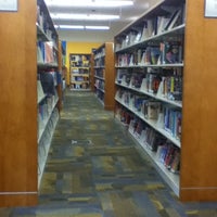 Foto tirada no(a) Fitchburg Public Library por Greg W. em 11/7/2012