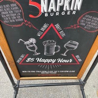 7/22/2021 tarihinde Glenn D.ziyaretçi tarafından 5 Napkin Burger'de çekilen fotoğraf