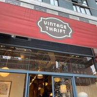 Foto tirada no(a) Vintage Thrift Shop por Glenn D. em 3/12/2020