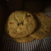 Foto diambil di Insomnia Cookies oleh Glenn D. pada 6/15/2023