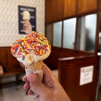 Photo taken at Van Leeuwen Ice Cream by Glenn D. on 8/4/2023