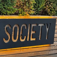 Foto diambil di Society Billiards + Bar oleh Glenn D. pada 10/15/2022
