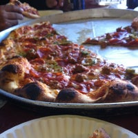 Das Foto wurde bei Famous Pizza von Alejandro E. am 11/7/2012 aufgenommen