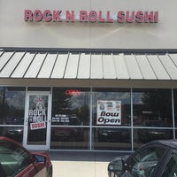 6/22/2015 tarihinde Rock-N-Roll Sushi - Hooverziyaretçi tarafından Rock-N-Roll Sushi - Hoover'de çekilen fotoğraf