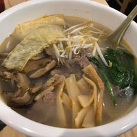 Photo taken at Wen&amp;#39;s Yunnan Noodle &amp;amp; Ramen by Jesse Y. on 11/10/2018