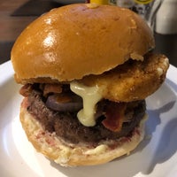 Photo taken at 12 Burguer &amp;amp; Beer by Fabio S. on 8/12/2018