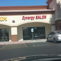 Foto tirada no(a) Zynergy Wellness Salon and Boutique por Karen D. em 5/24/2014