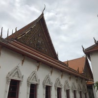 Photo taken at Wat Mahathat Yuwarajarangsarit Rajaworamahavihara by art192 on 8/12/2020