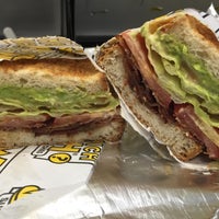 Foto tirada no(a) Which Wich? Superior Sandwiches por Saul M. em 7/2/2015